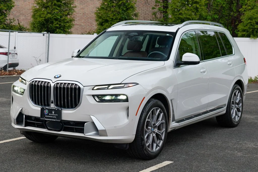 Used 2023 Mineral White Metallic BMW xDrive40i image 3
