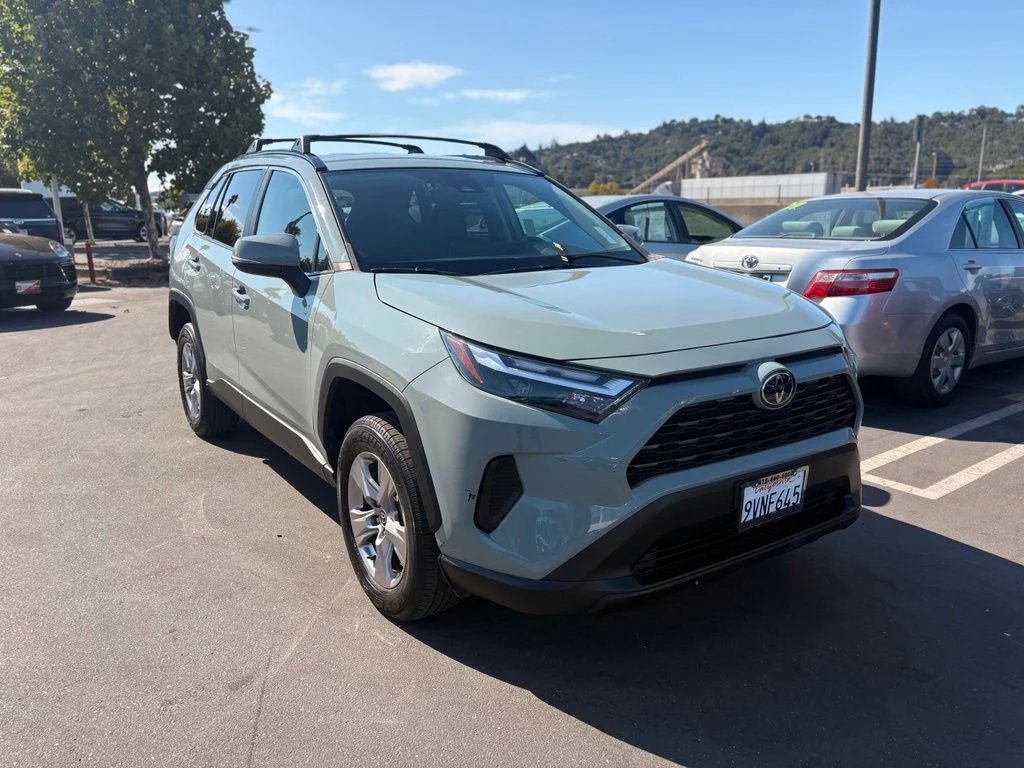Used 2023  Toyota XLE image 2