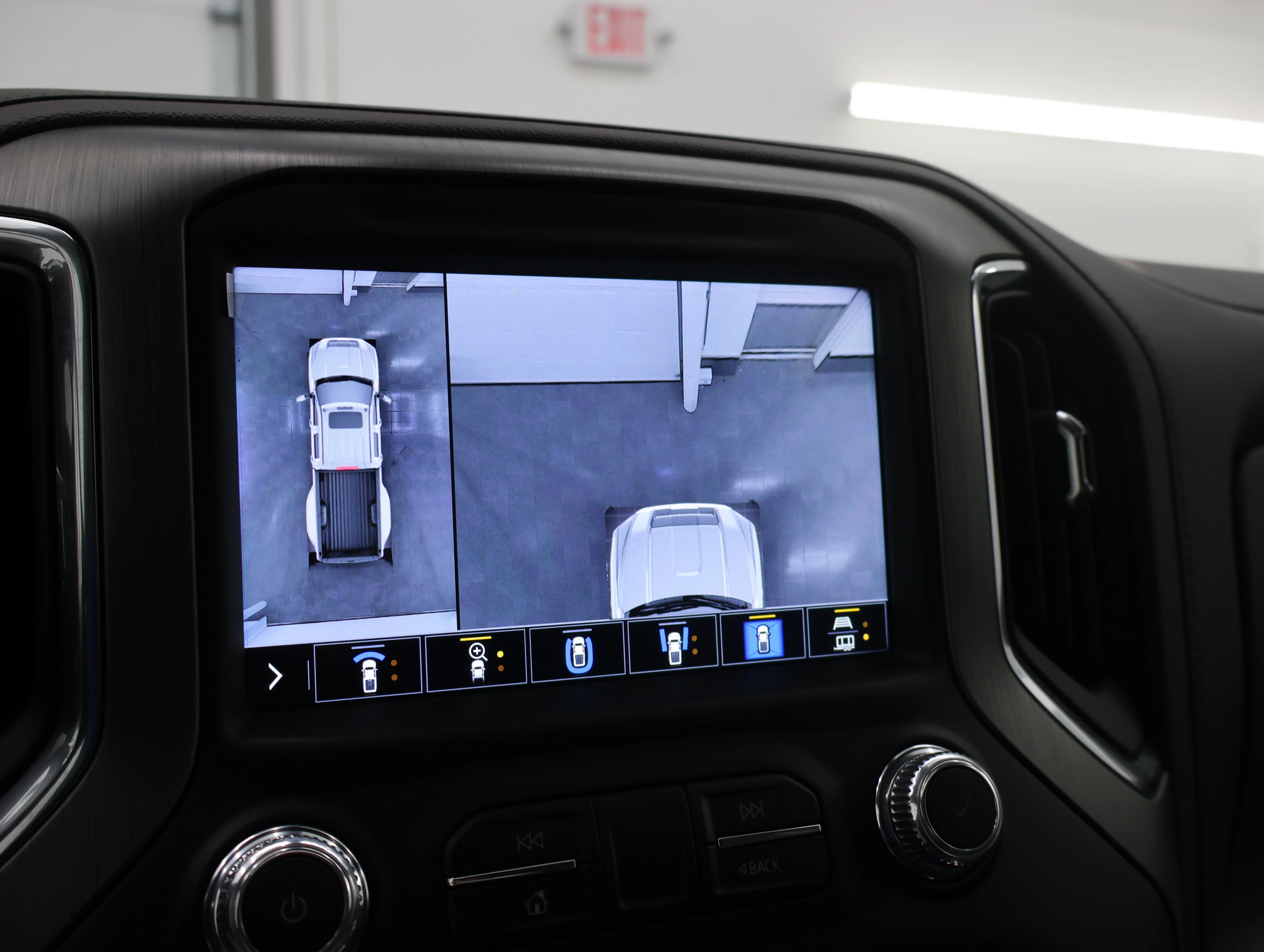 Used 2022 White Frost Tricoat GMC Denali image 19