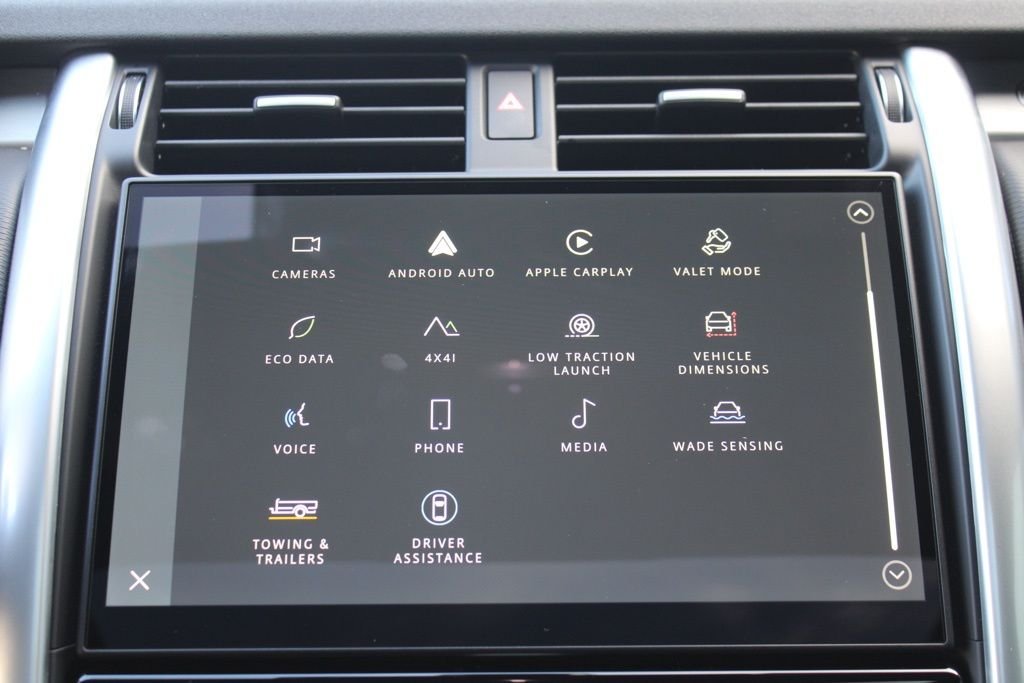 Used 2025  Land Rover Dynamic SE image 26