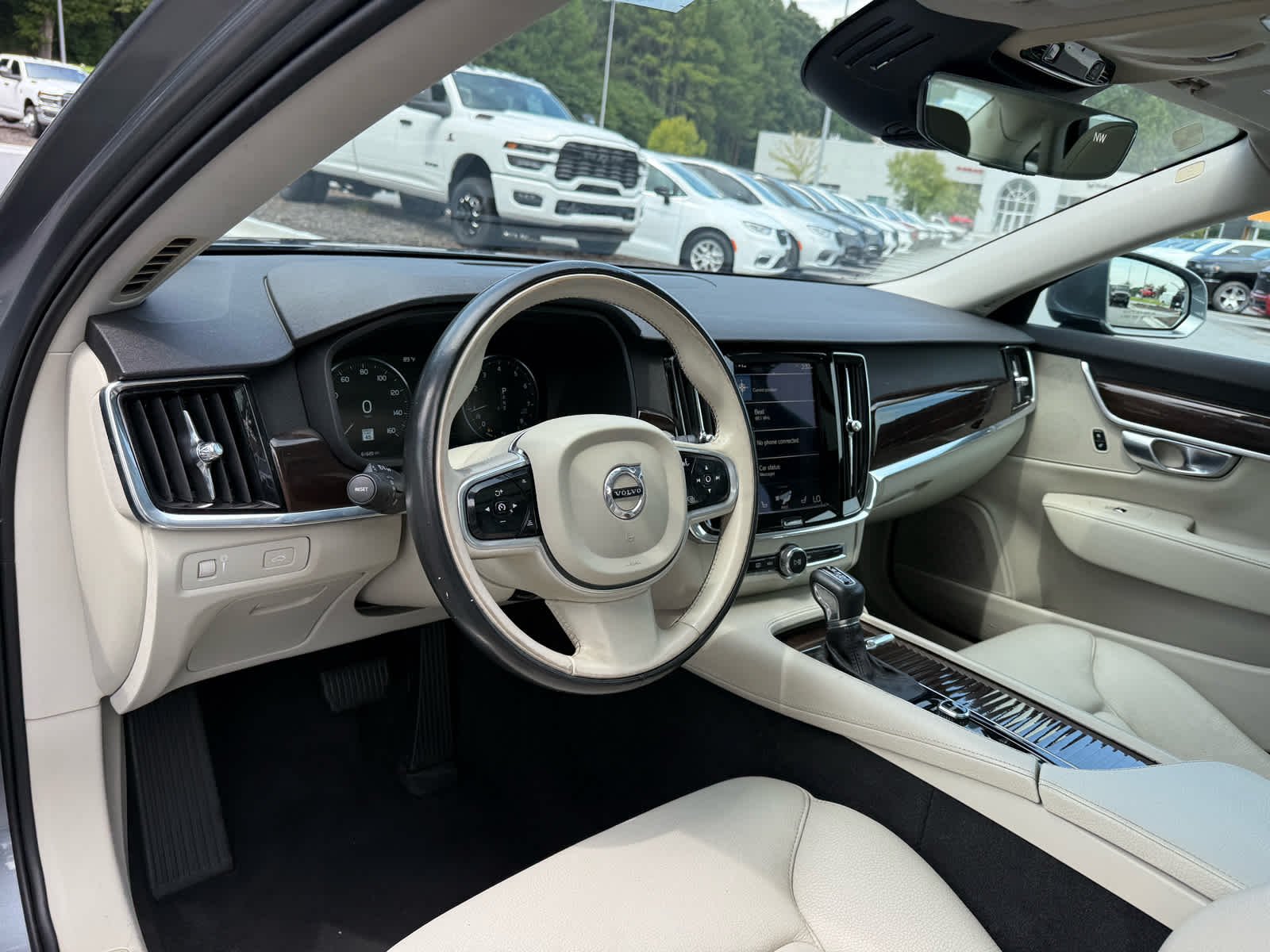 Used 2018 OSMIUM GRAY METALLIC Volvo Momentum image 15