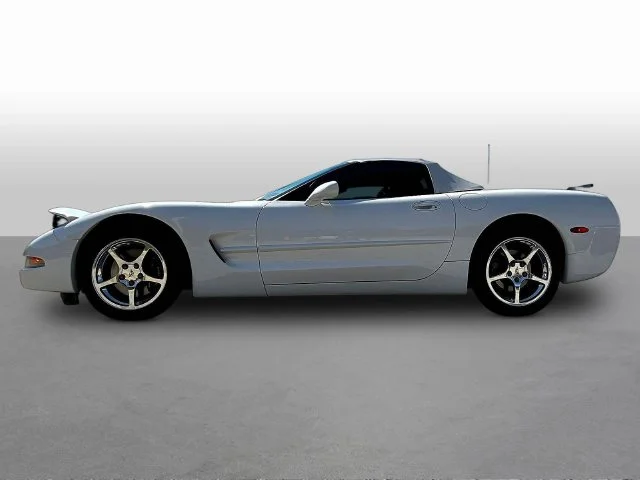 Used 2002 White Chevrolet Base image 4