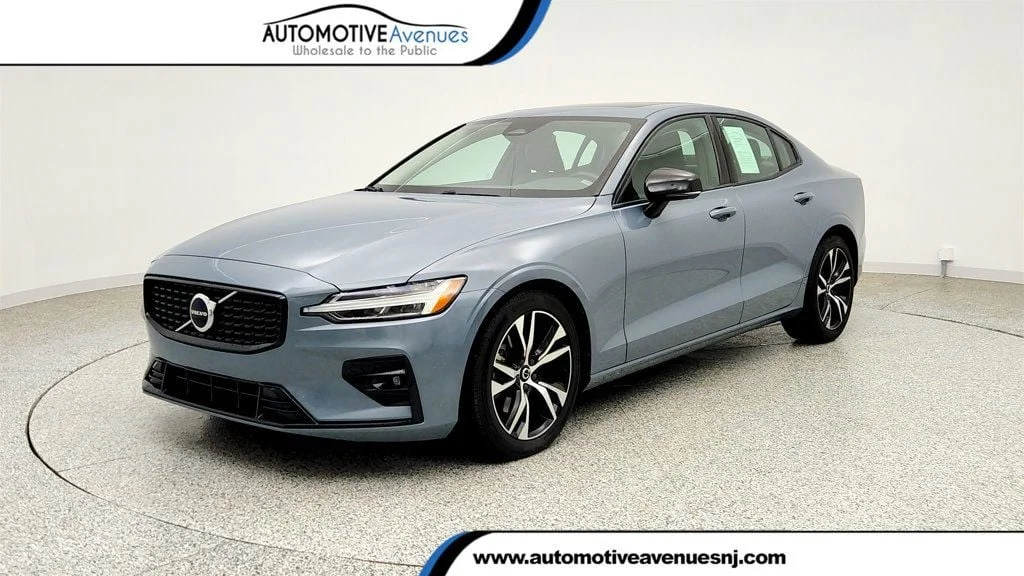 Used 2023 Thunder Grey Metallic Volvo B5 AWD Core Dark Theme image 1
