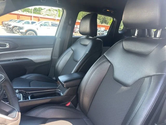 Used 2024 White Jeep Latitude image 9