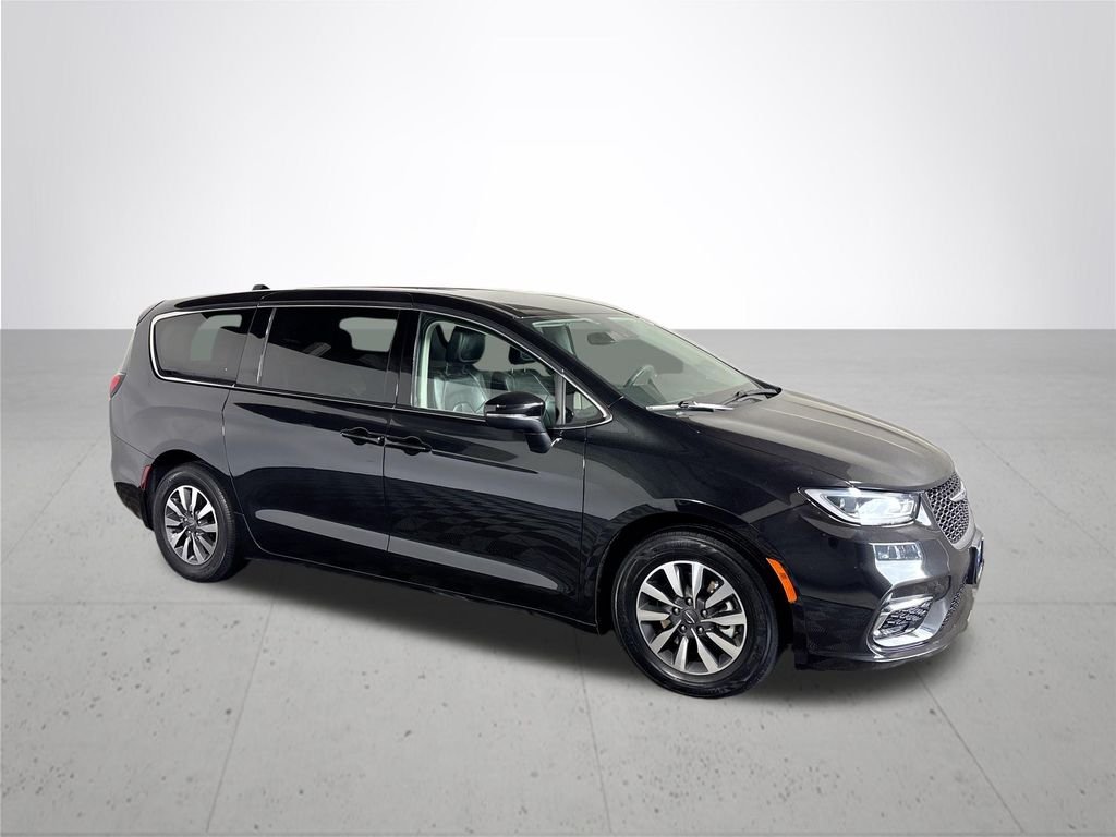 Used 2023 Black Chrysler Touring L image 4