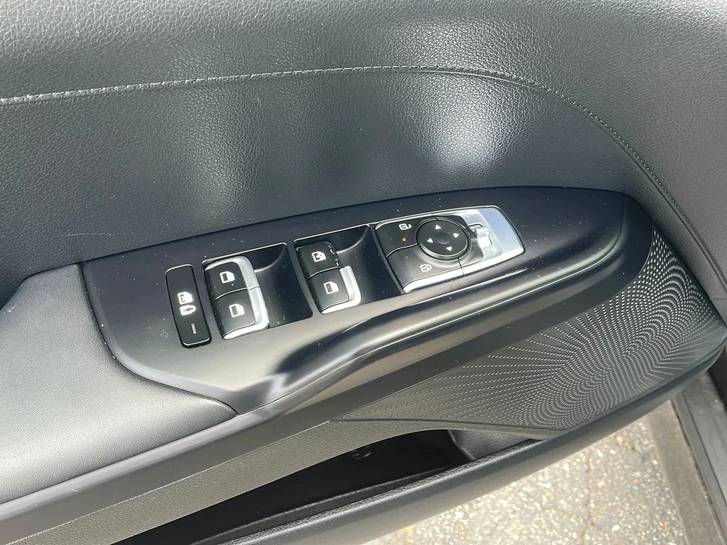 2025 Kia K5 LXS - Photo 11