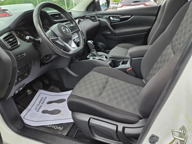 Used 2018 White Nissan  image 11