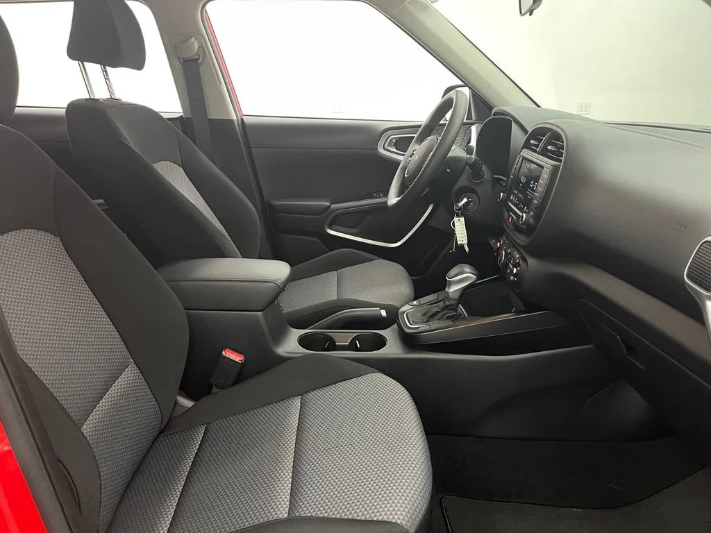 Used 2022  Kia LX image 29