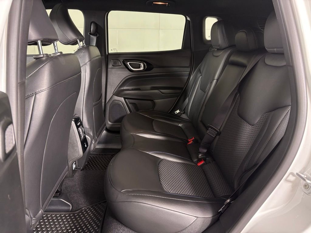 New 2026 Bright White Clear-Coat Exterior Paint Jeep Latitude image 38