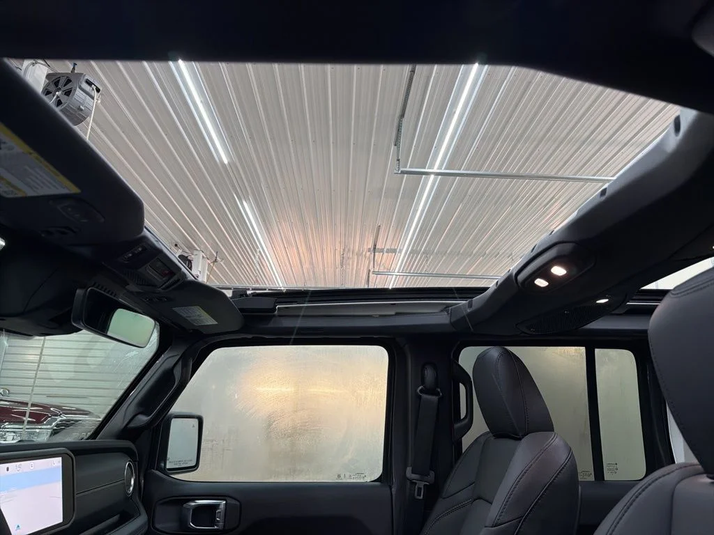 New 2026 Granite Crystal Metallic Clear-Coat Exterior Paint Jeep Sahara image 35