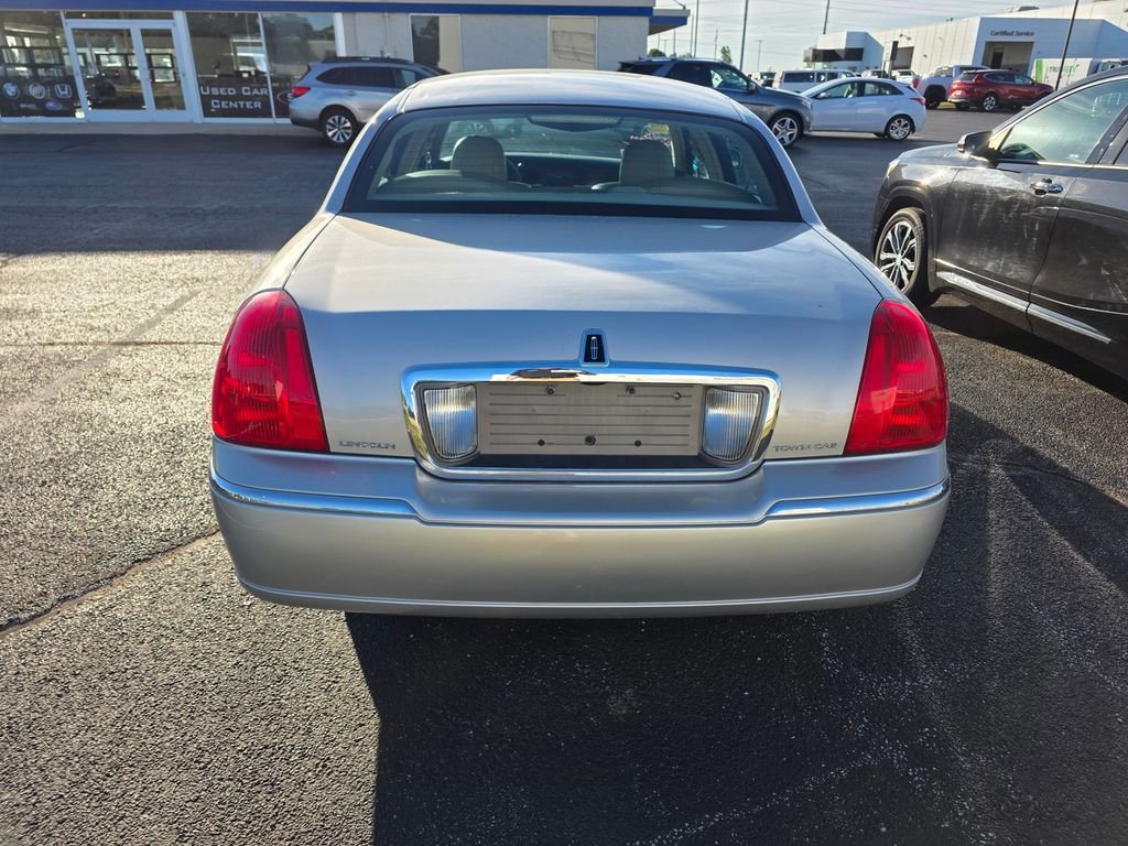 Used 2009 Gold Lincoln Signature image 3