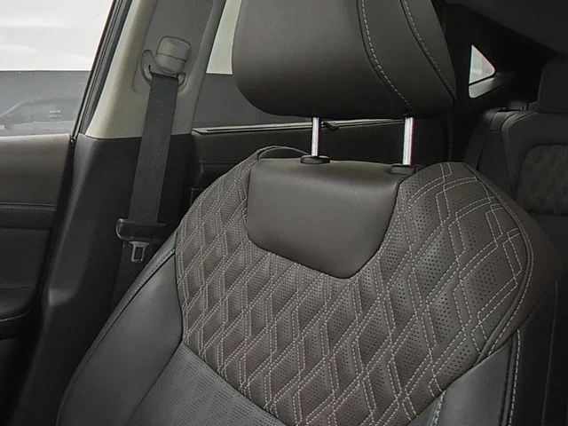 Used 2025 Silver Nissan Platinum image 39