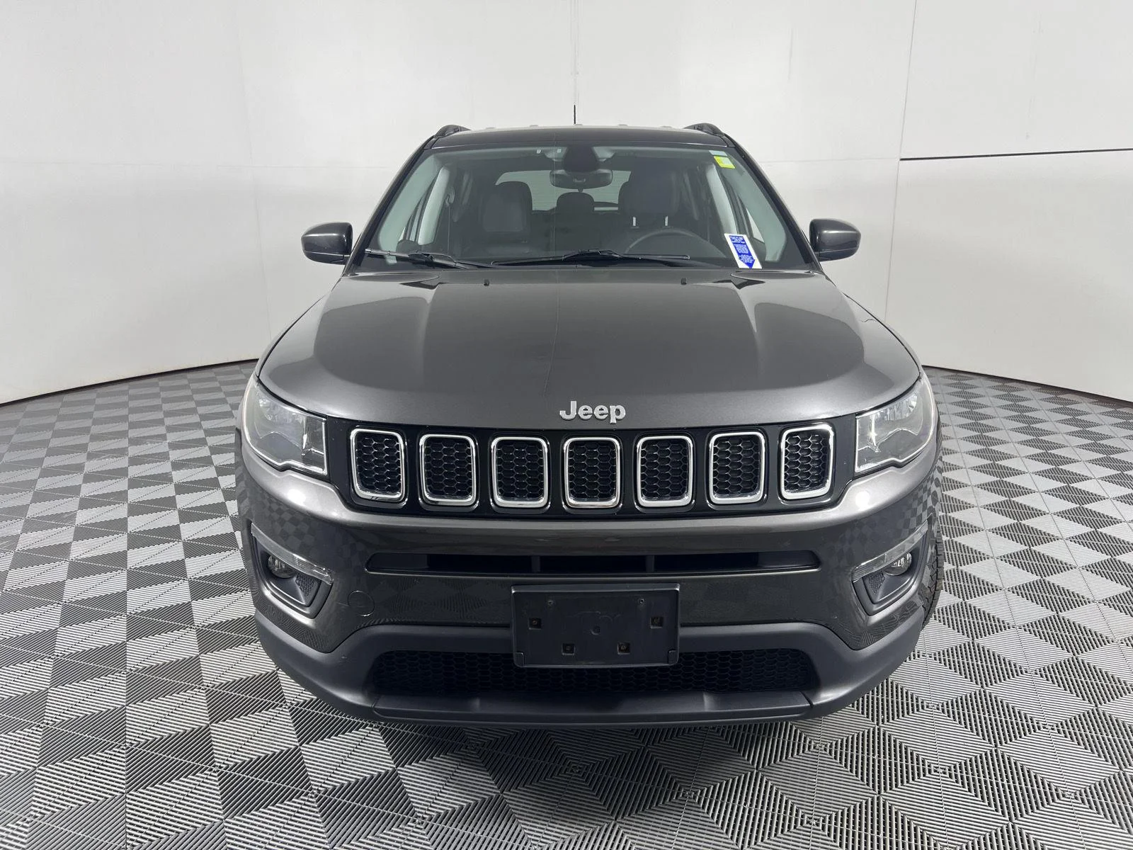 Used 2018 Granite Crystal Metallic Clearcoat Jeep Latitude image 5
