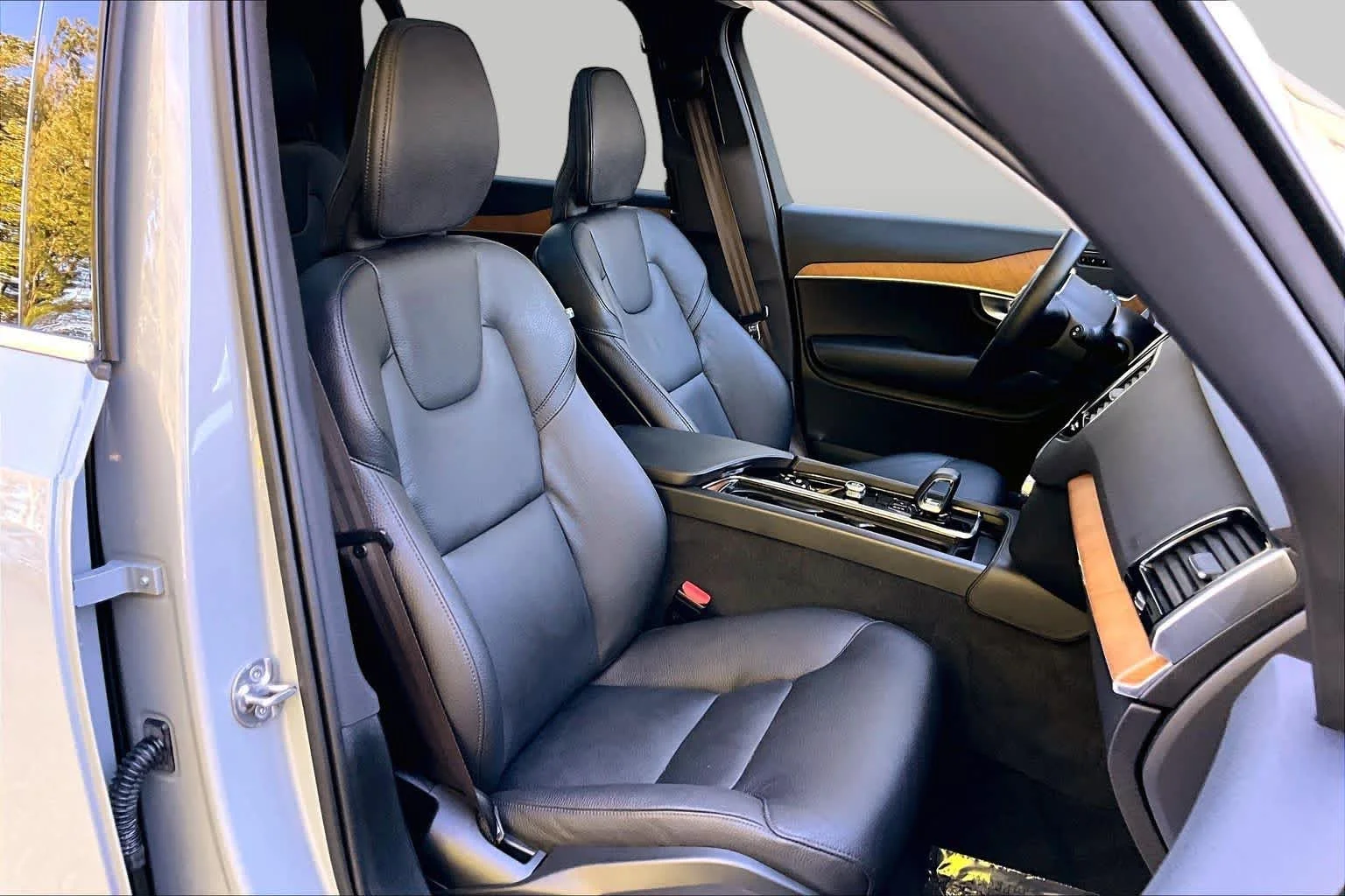 Certified Used 2025 Vapour Grey Volvo Plus image 8