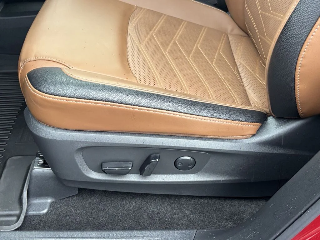 Used 2025 Red Nissan Platinum image 17