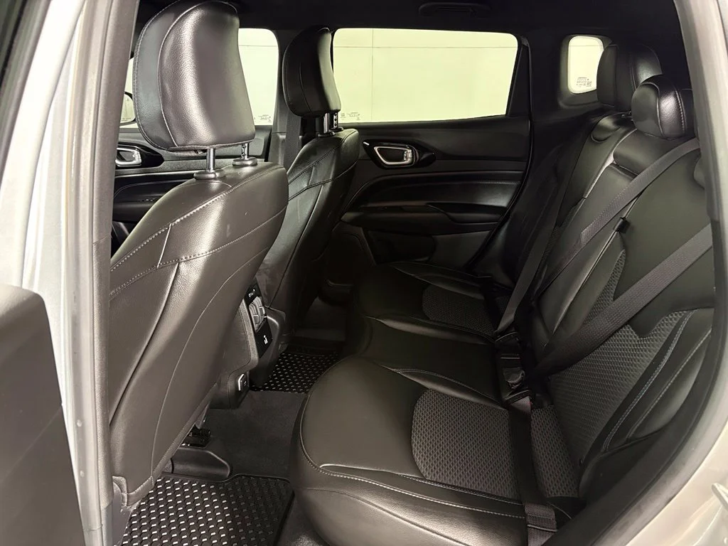 Used 2025 Silver Jeep Latitude image 37