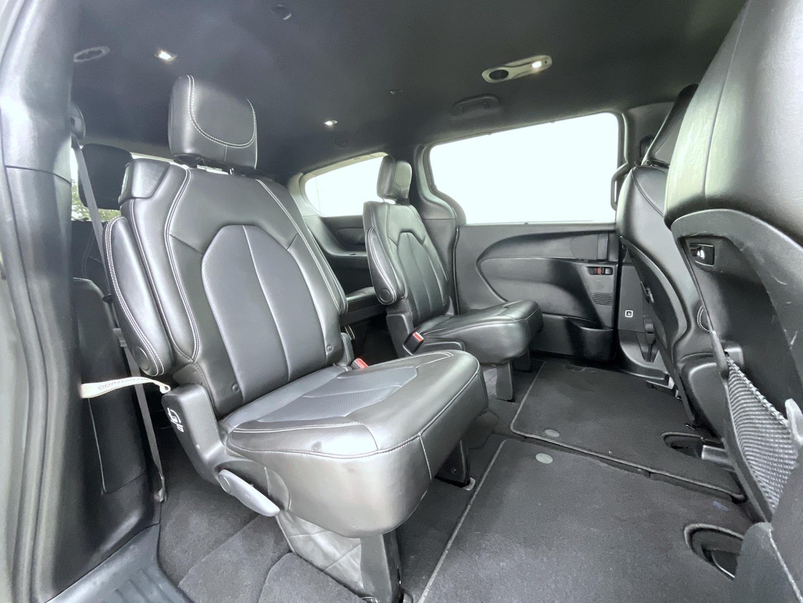Used 2025 White Chrysler Select image 22