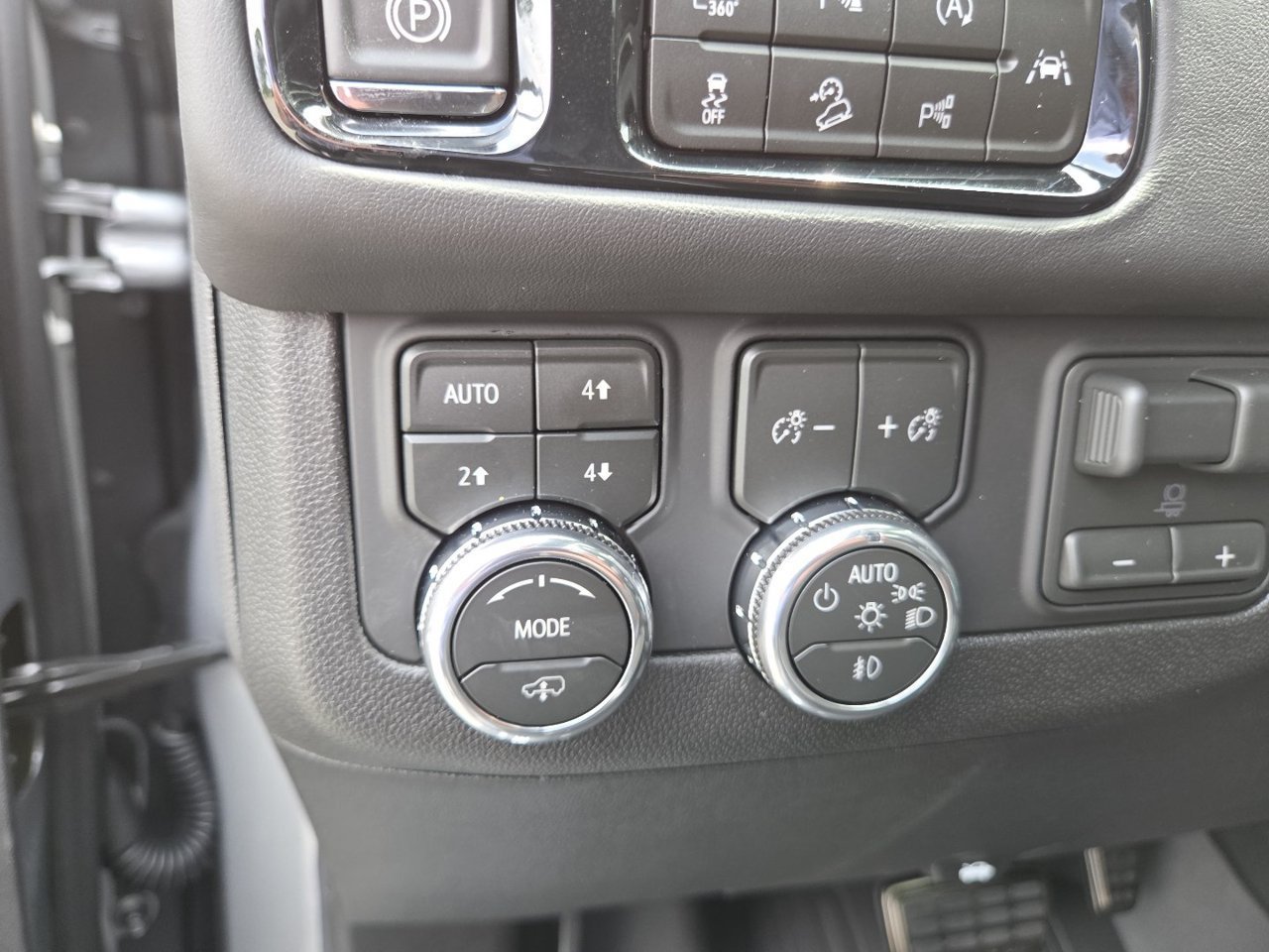2026 GMC Yukon XL AT4 Ultimate - Photo 6