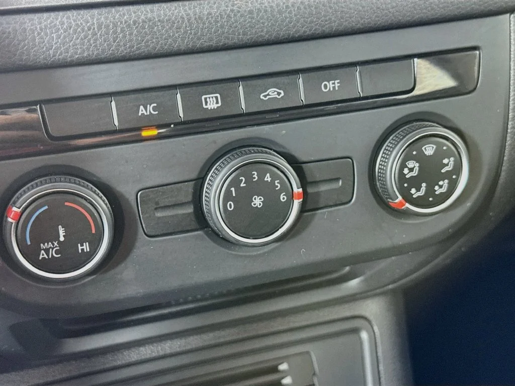 Used 2018 Blue Volkswagen 2.0T image 18