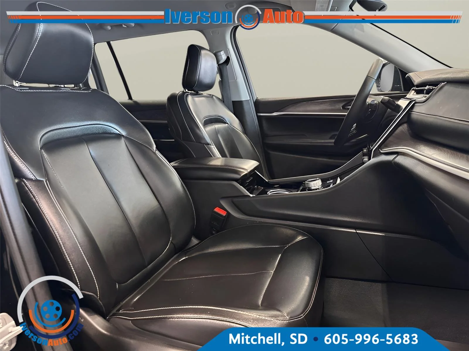 Used 2023 Diamond Black Crystal Pearlcoat Jeep Limited image 36