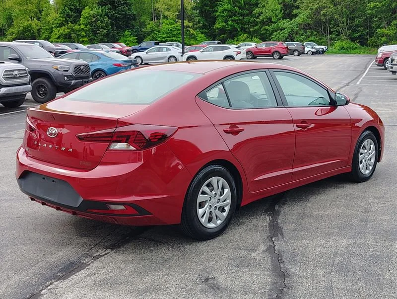 Used 2020 Red Hyundai SE image 5