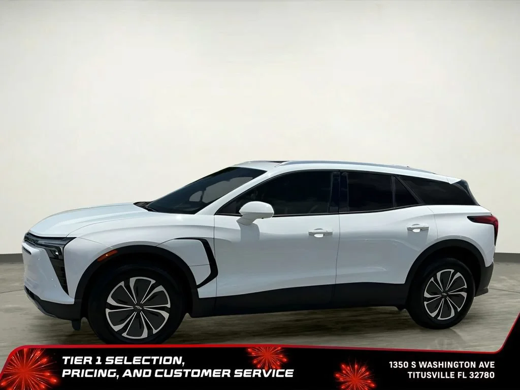 Used 2025 Summit White Chevrolet LT image 3