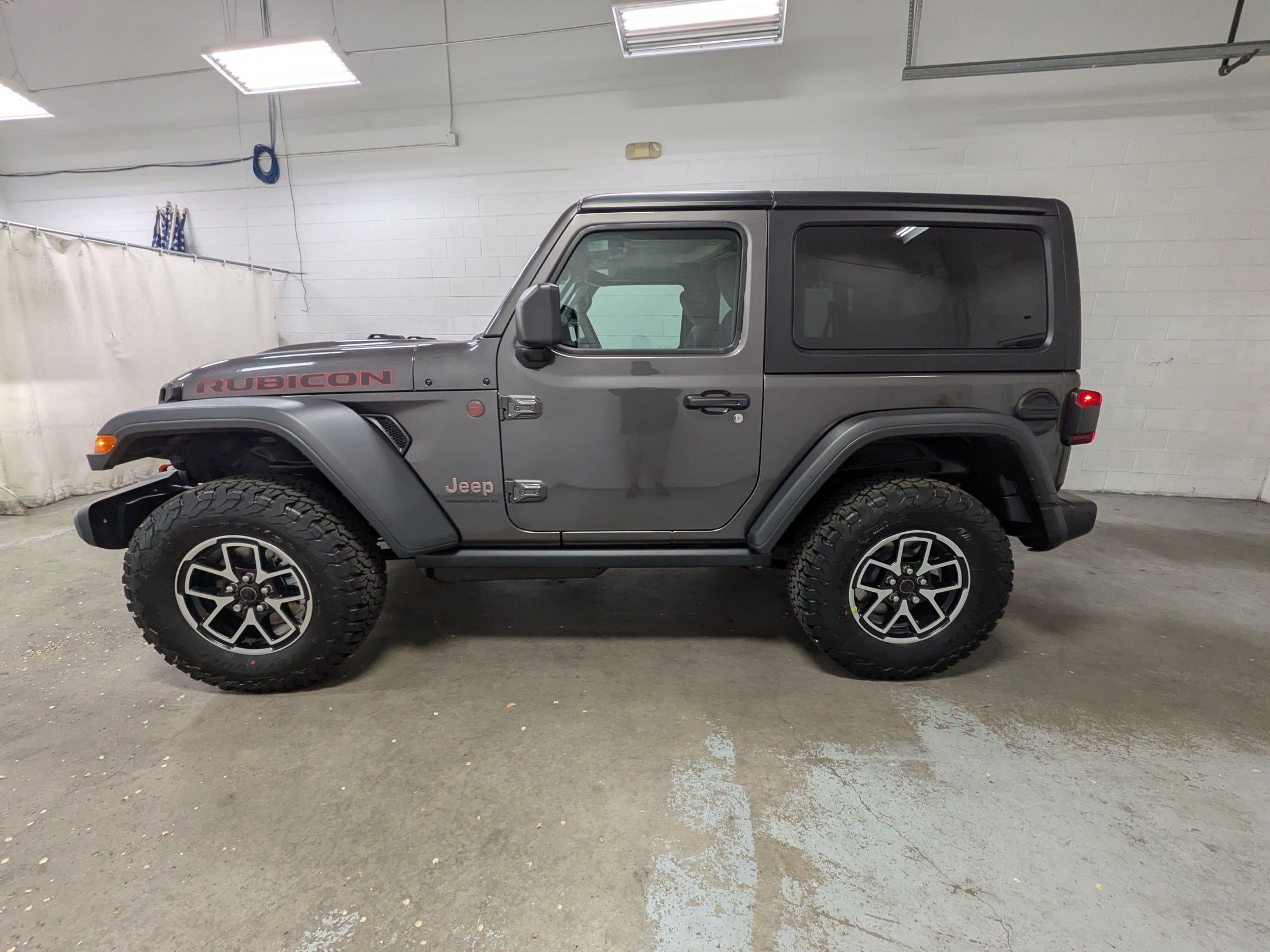 New 2026 Granite Crystal Metallic Clear-Coat Exterior Paint Jeep Rubicon image 8
