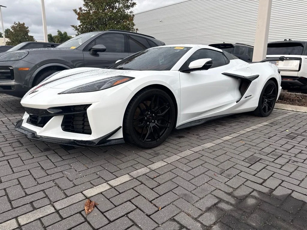 Used 2024 White Chevrolet Z06 image 2