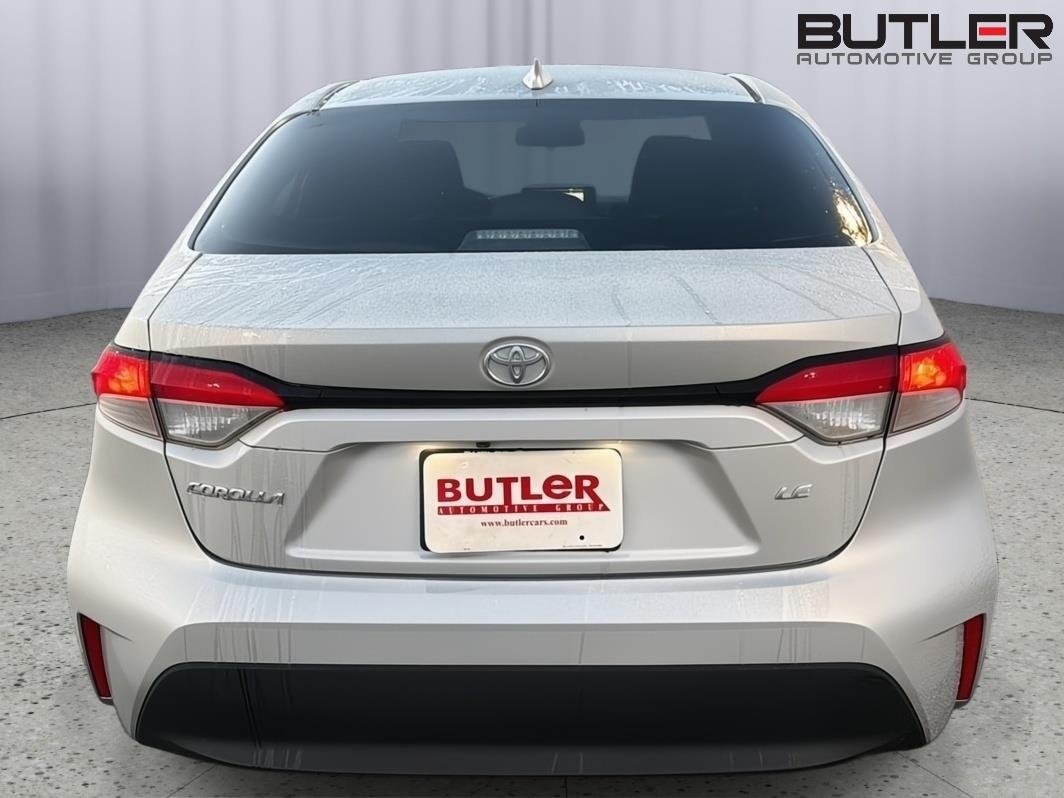 New 2027 Classic Silver Metallic Toyota LE image 5