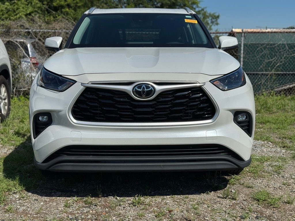 Used 2022 Off-white Toyota XLE image 3
