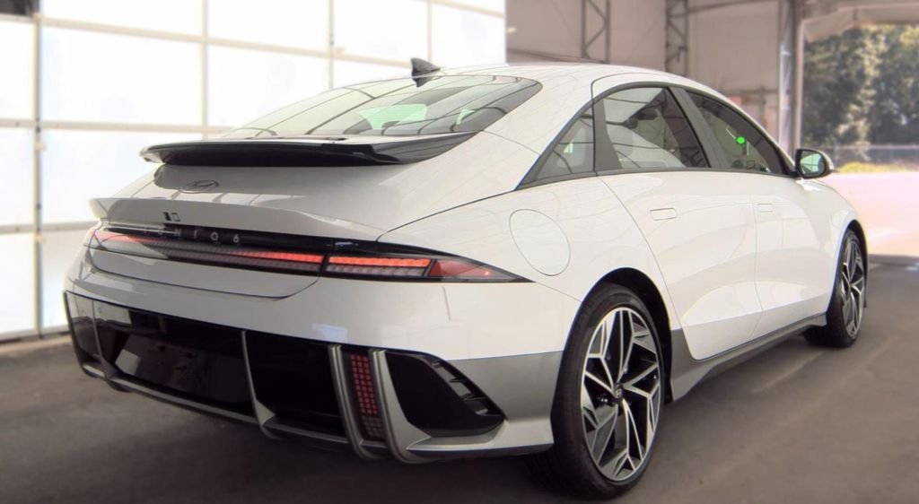 Used 2024 White Hyundai SEL image 3