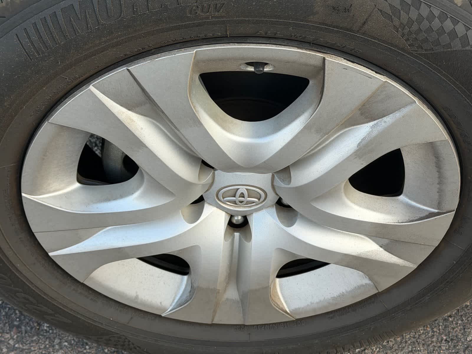 Used 2014 Classic Silver Metallic Toyota LE image 5