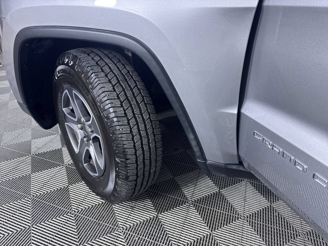 Used 2016 Billet Silver Clearcoat Metallic Jeep Laredo image 27