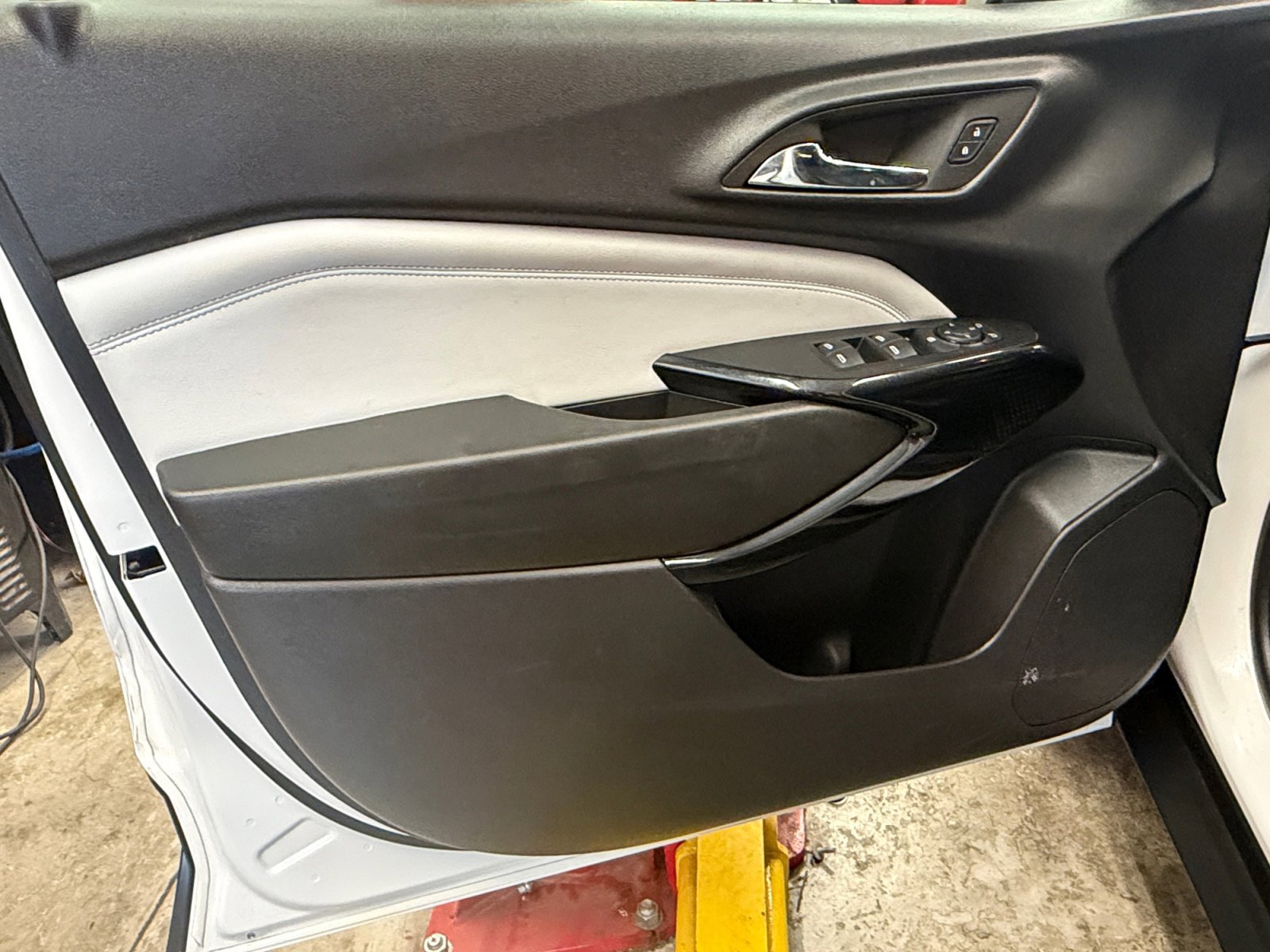Used 2025 Summit White Chevrolet LT image 26