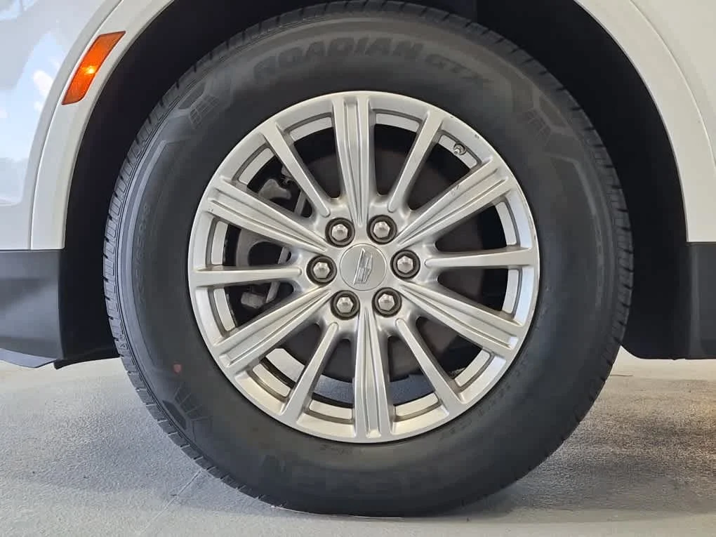Used 2018 Crystal White Tricoat Cadillac FWD image 6