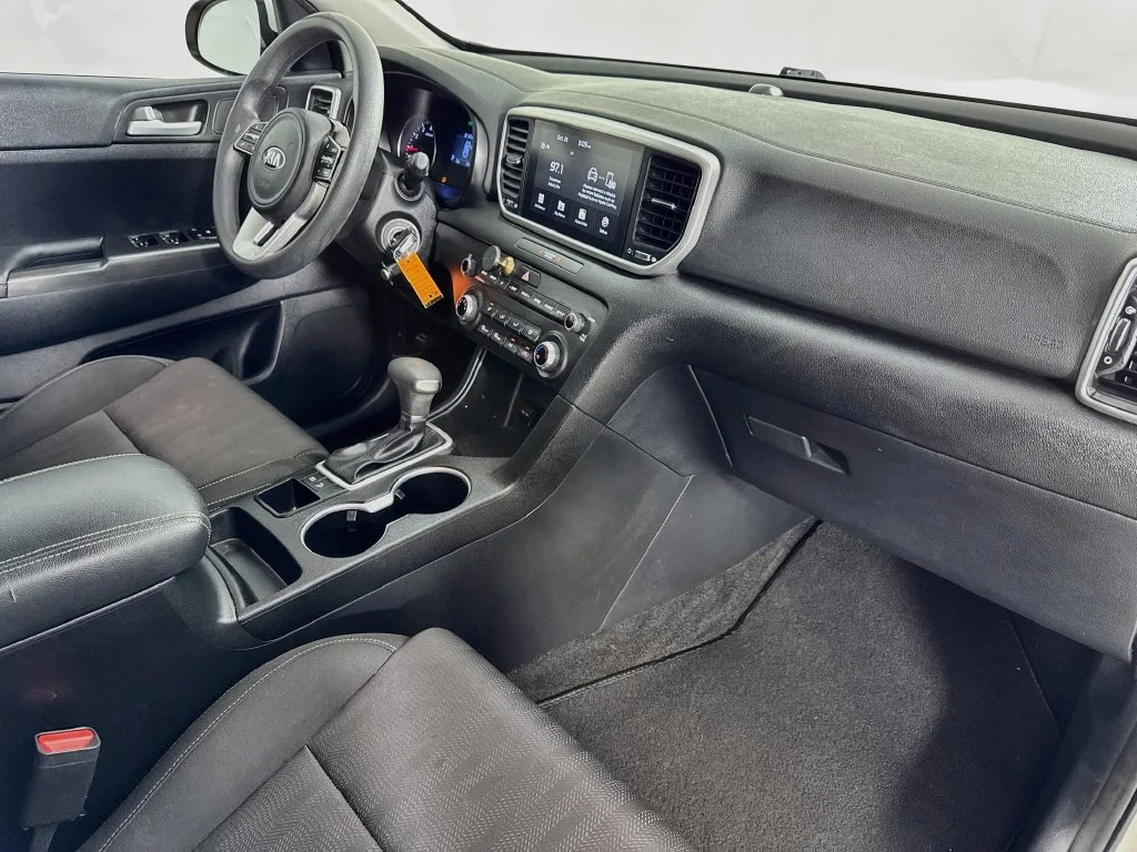 Used 2022 White Kia LX image 34