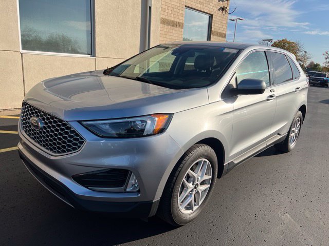 Used 2024 Silver Ford SEL image 4