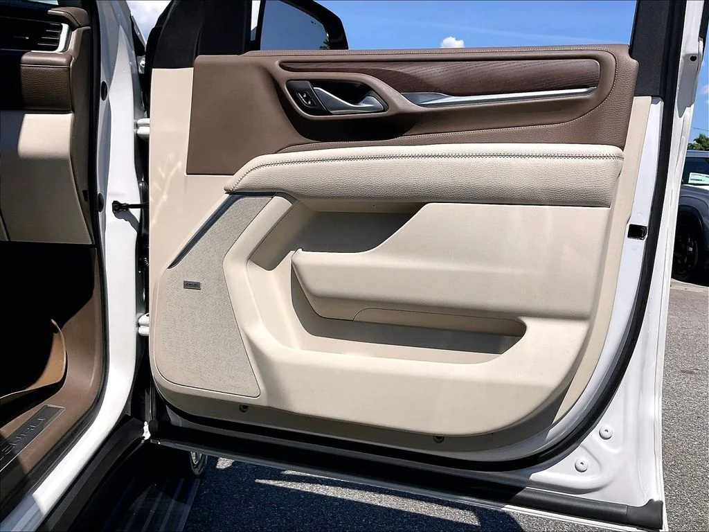 Used 2022 White Frost Tricoat GMC Denali image 11