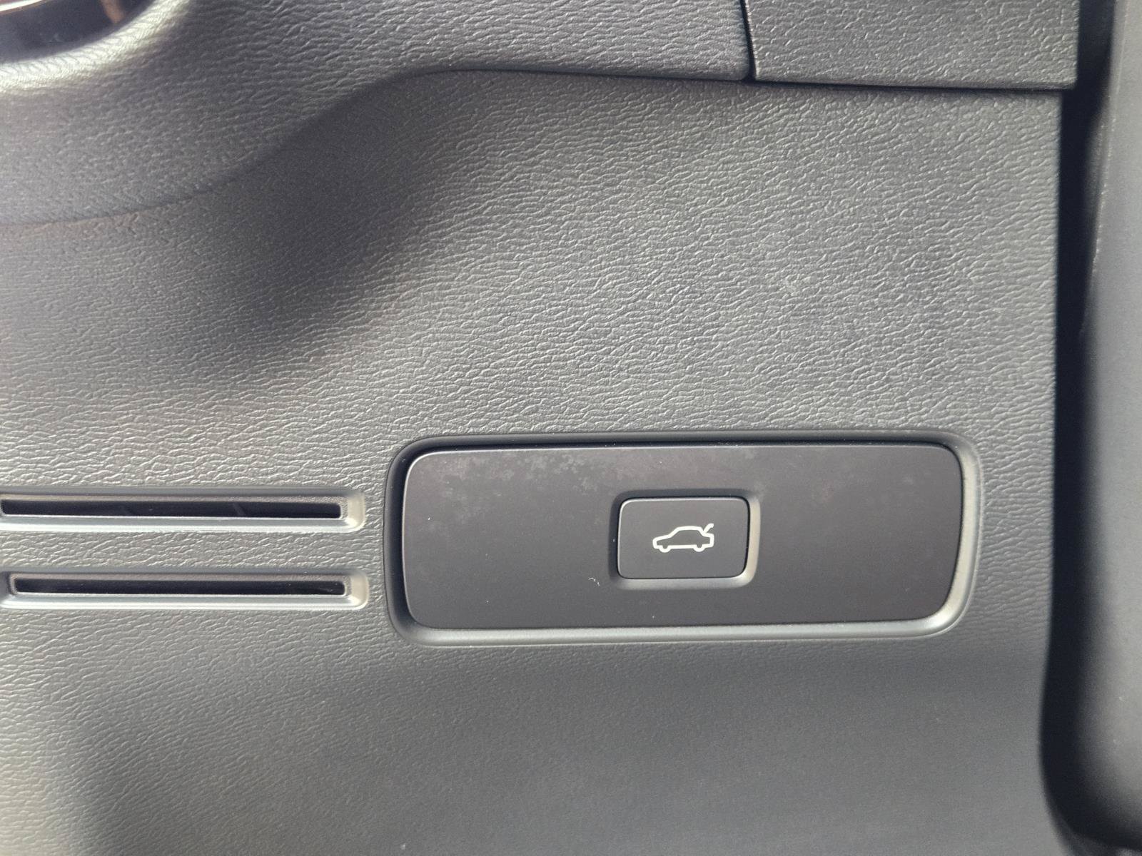 2025 Volvo XC40 Core - Photo 24