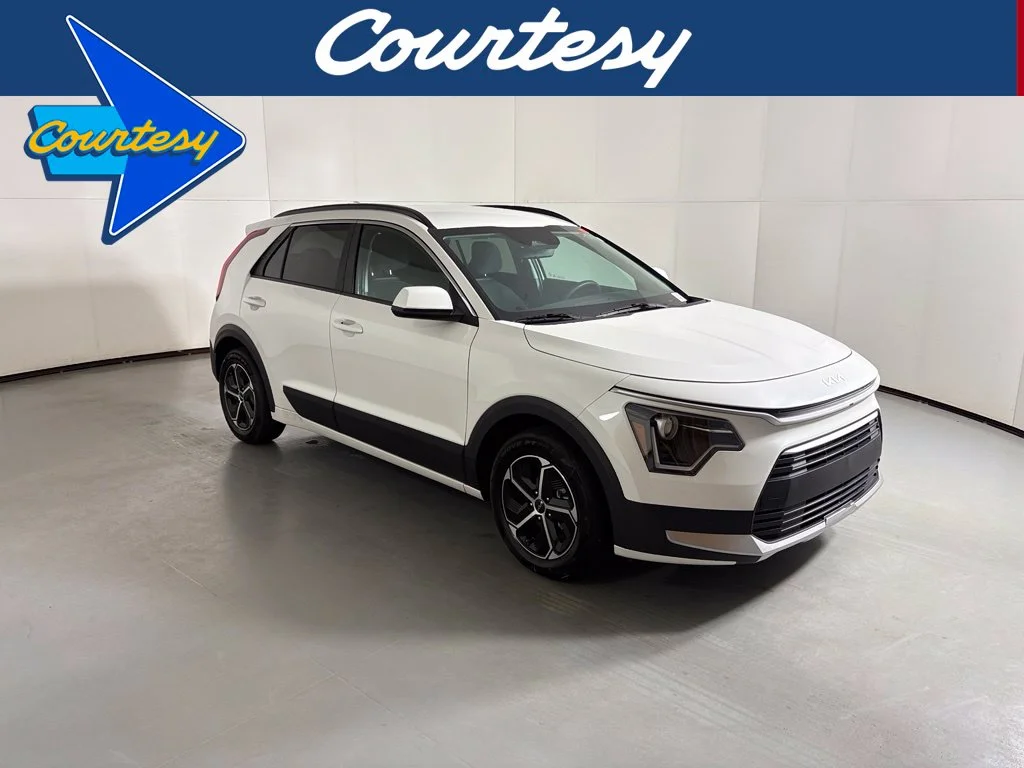 Used 2025 White Kia LX image 1