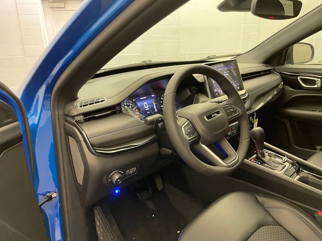 New 2026 Hydro Blue Pearl-Coat Exterior Paint Jeep Latitude image 13