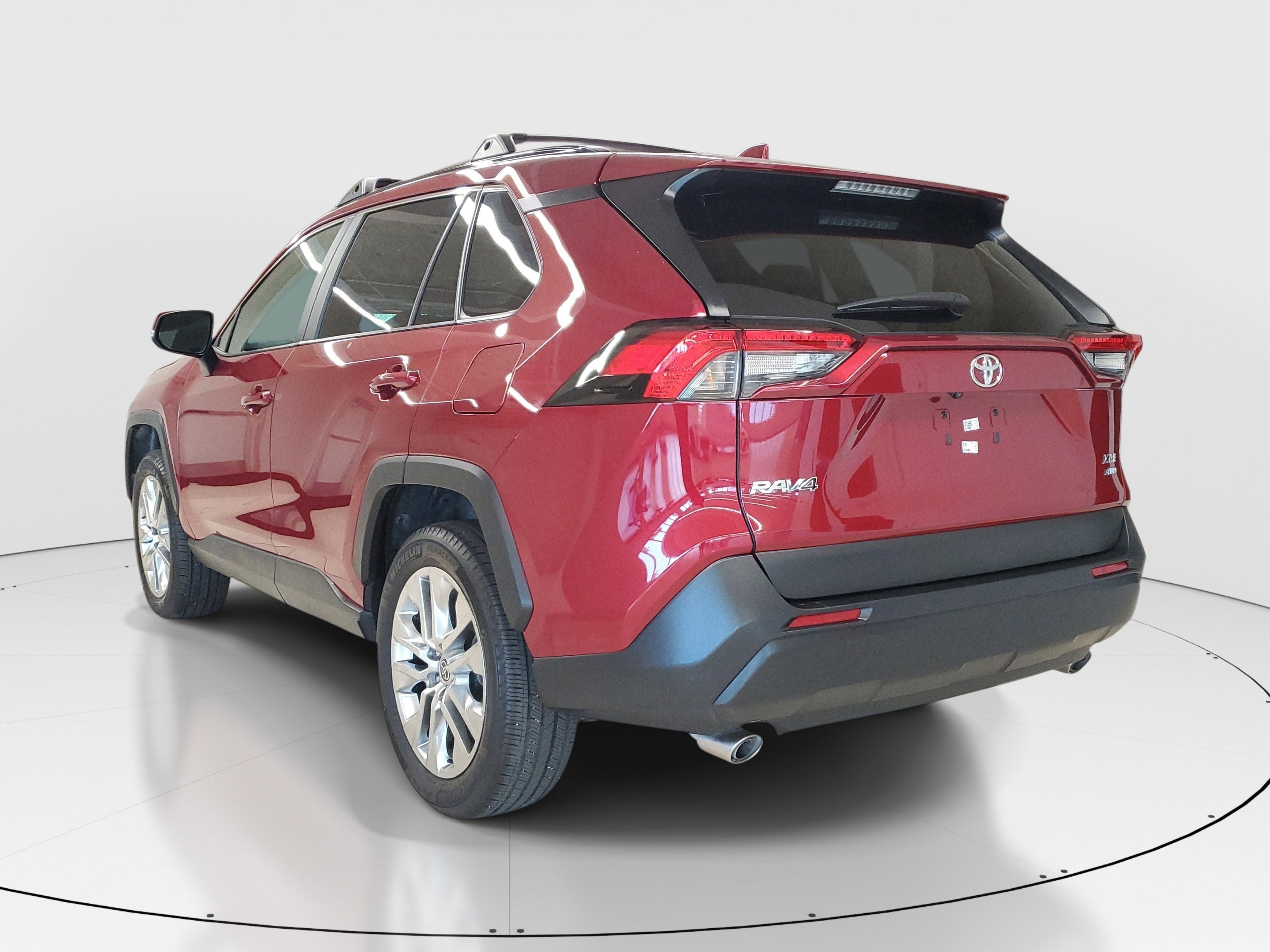 Used 2025 Pearl Toyota XLE Premium image 4