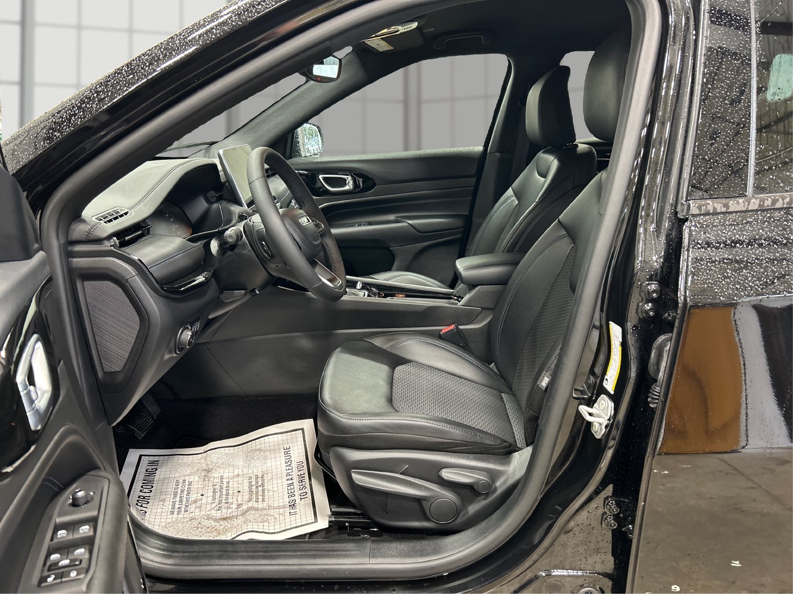 New 2026 Diamond Black Crystal Pearl-Coat Exterior Paint Jeep Latitude Altitude image 9