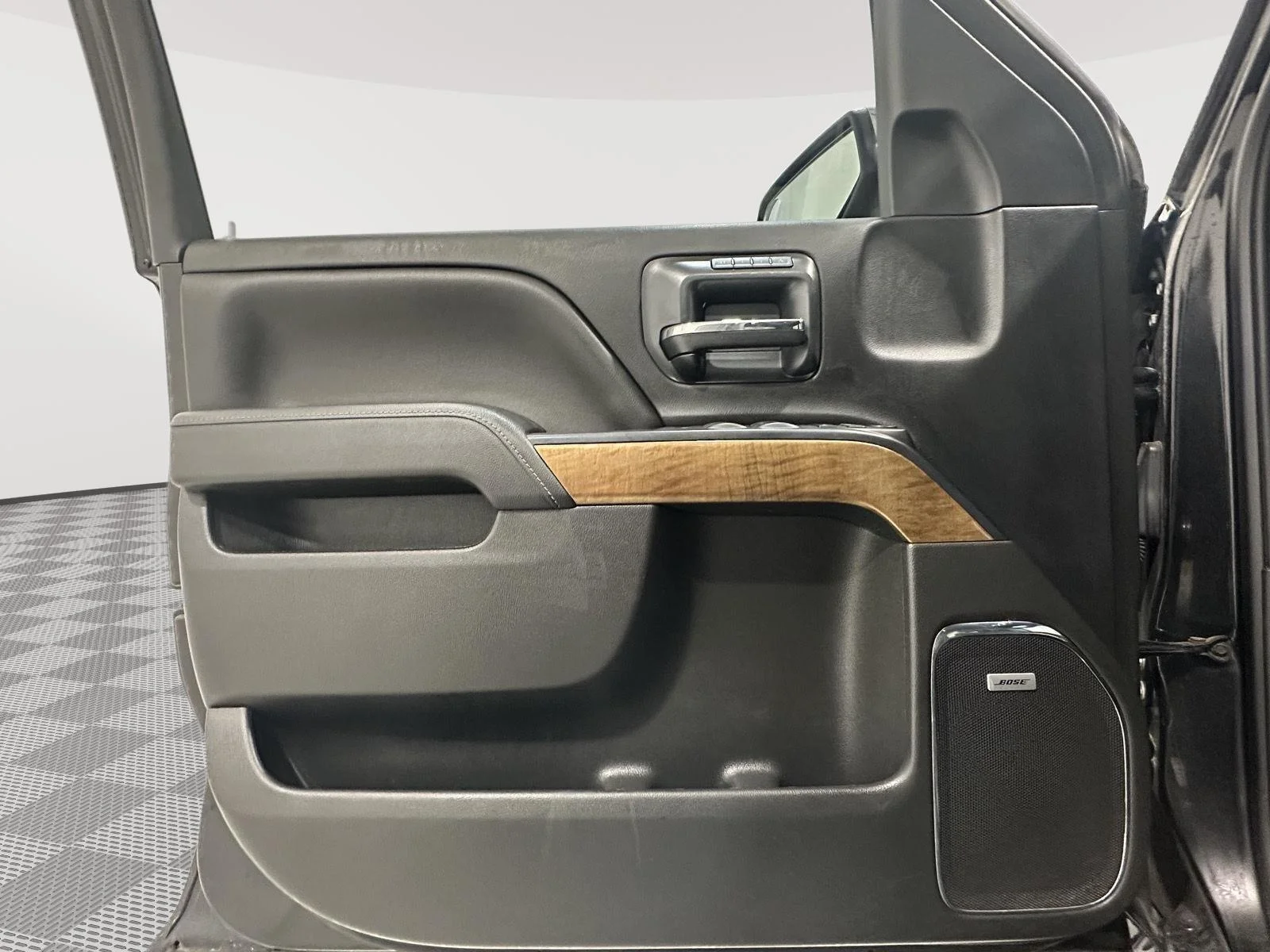 Used 2015 BLACK Chevrolet LTZ image 16