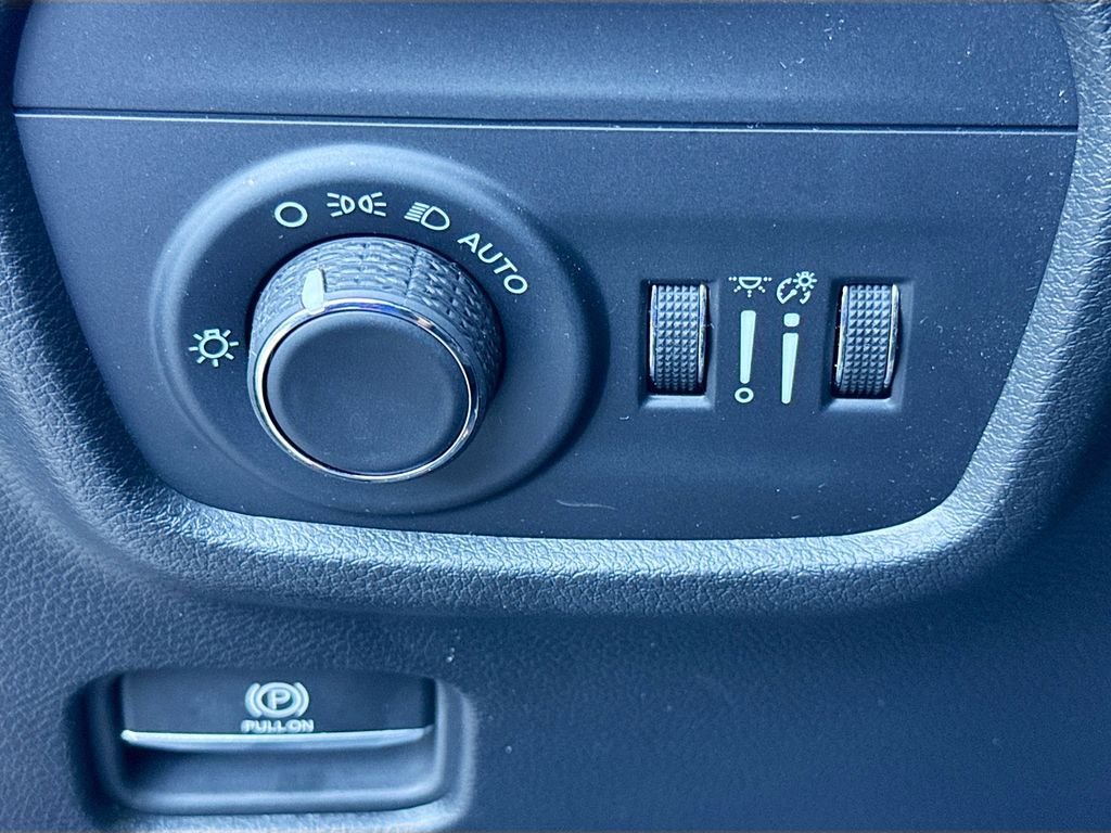 Certified Used 2025 Velvet Red Pearlcoat Jeep Altitude X image 11