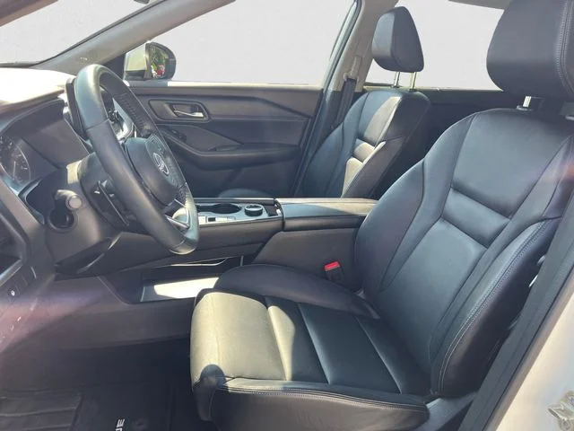 Used 2023 White Nissan SL image 9