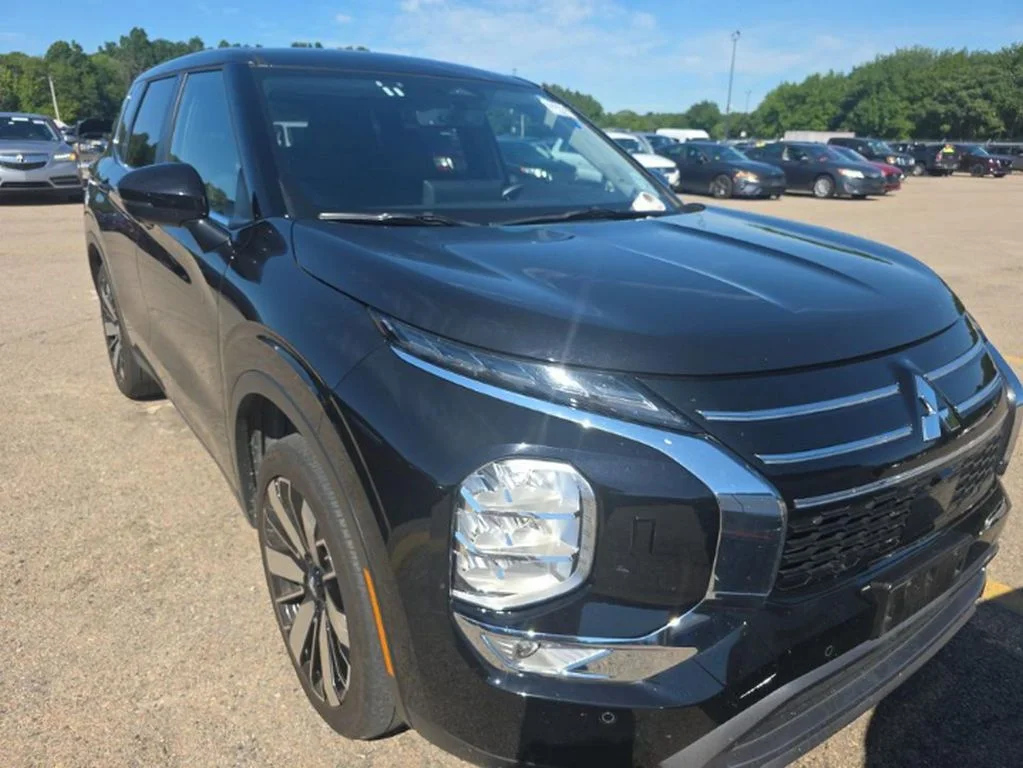 Used 2025 Black Mitsubishi SE image 3