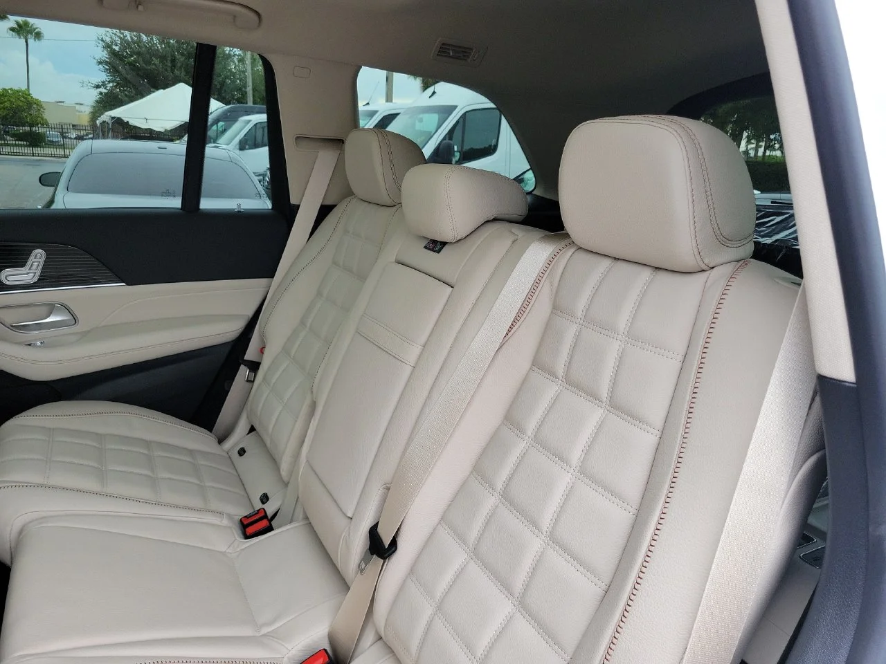 New 2027 MANUFAKTUR Moonlight White Metallic Mercedes-Benz GLS 450 image 12