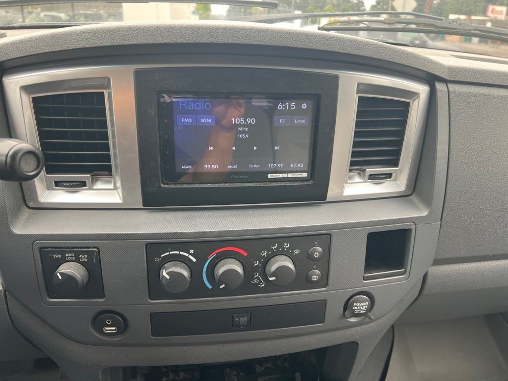 Used 2007 Bright Silver Metallic Dodge SLT image 10