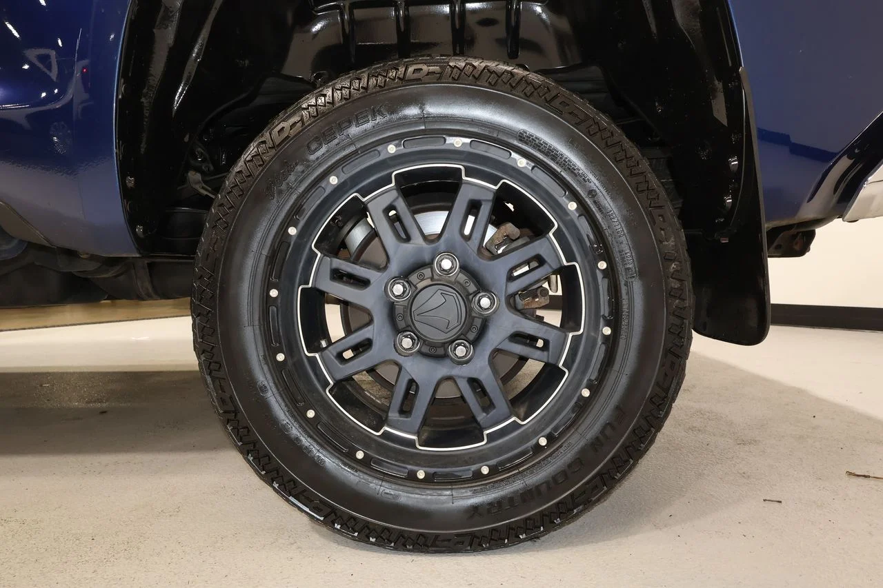 Used 2015 Blue Toyota SR5 image 21